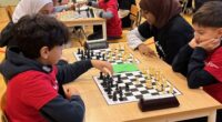 barn i Kvarnbyskolan spelar schack