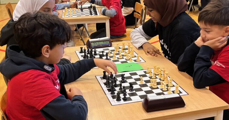 barn i Kvarnbyskolan spelar schack