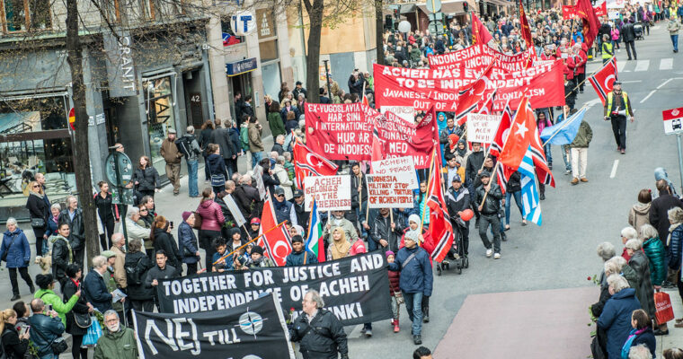 Första majdemonstration, röda flaggor och banderoll mot Nato.