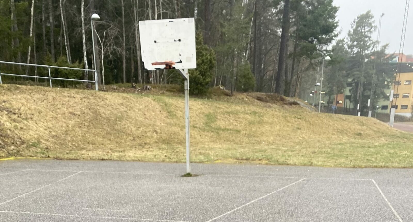 Trasig basketkorg i Akalla.