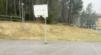 Trasig basketkorg i Akalla.