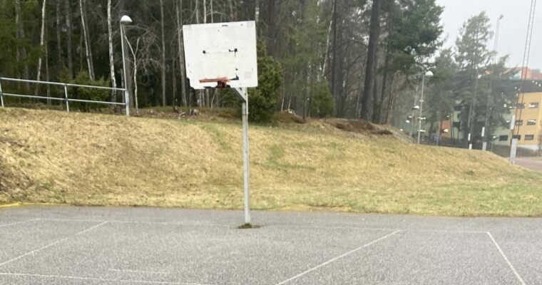 Trasig basketkorg i Akalla.