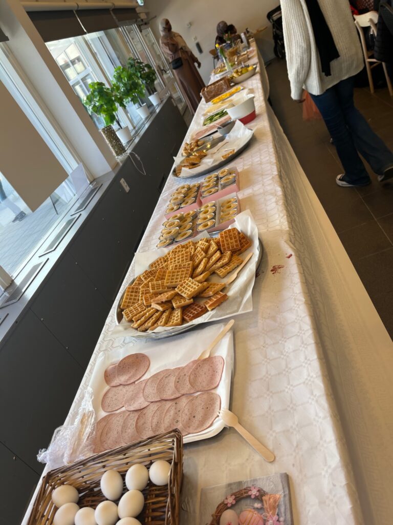 Långbord uppdukat med mat.