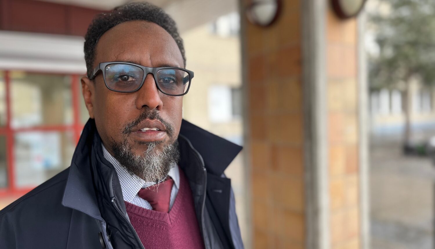 En somalisk man i 50-årsåldern, han bär solglasögon, elegant klädd.