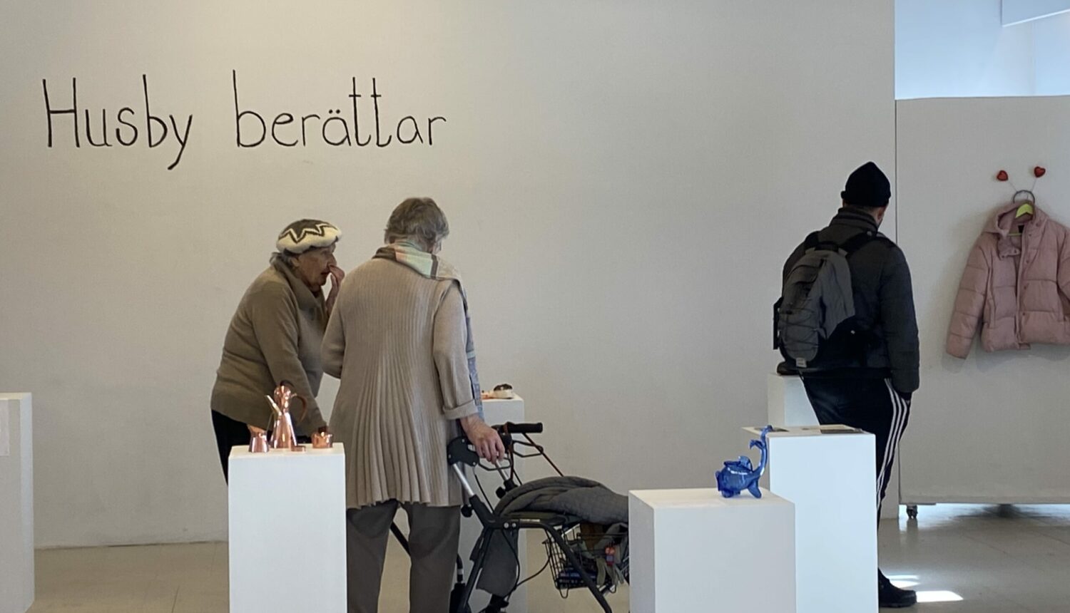 Människor besöker konsthallen