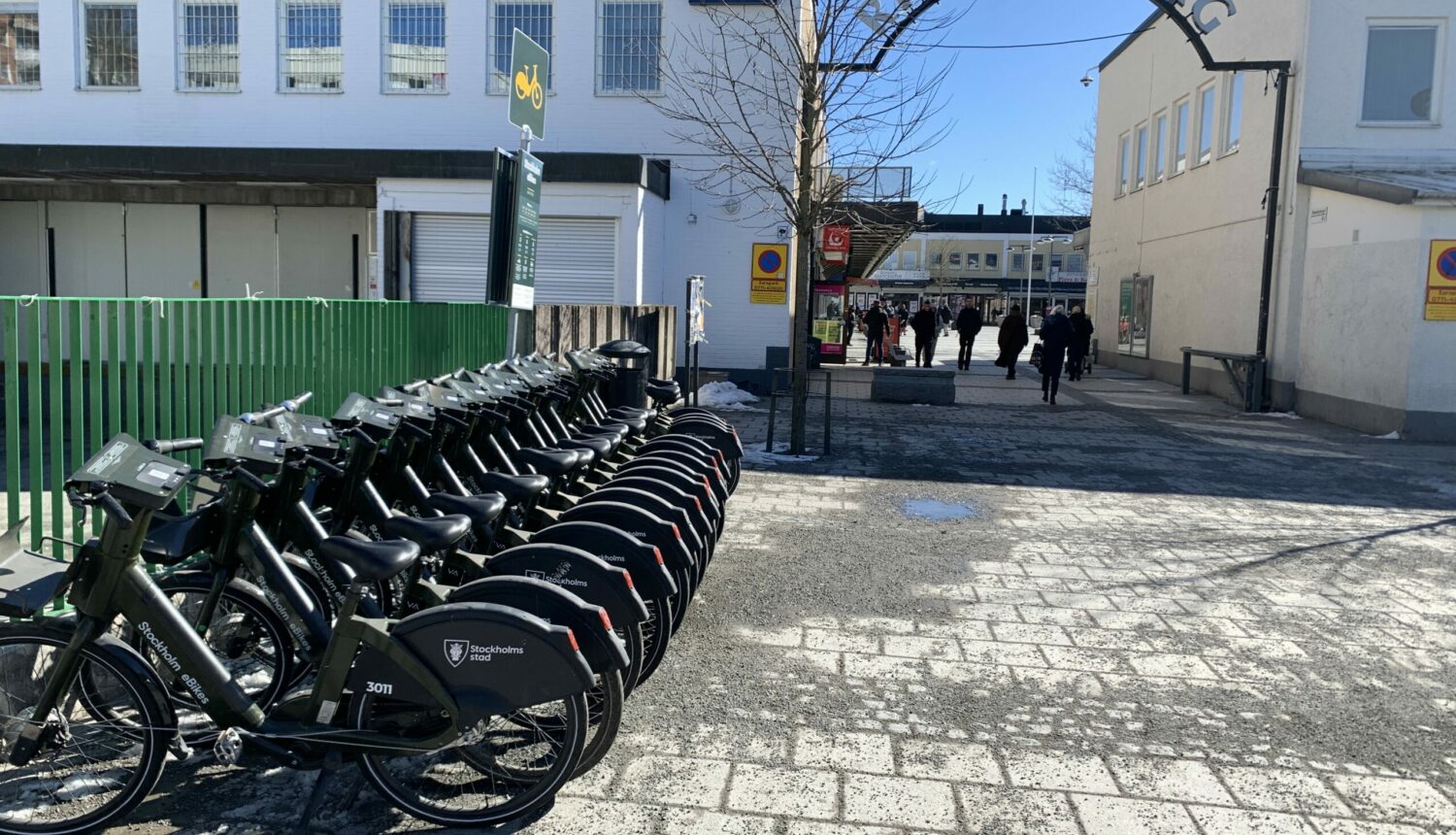 Lånecyklar i ett ställ vid Rinkeby centrum