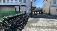 Lånecyklar i ett ställ vid Rinkeby centrum