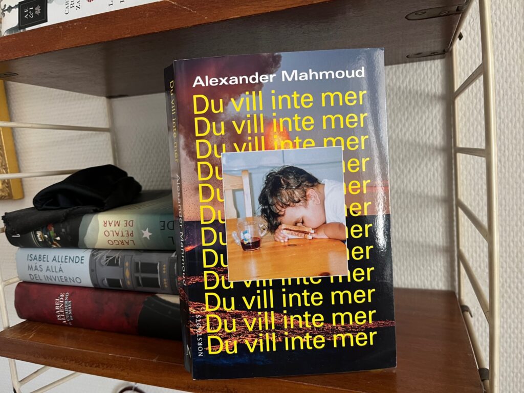 Alexander Mahmouds bok i en stringhylla.