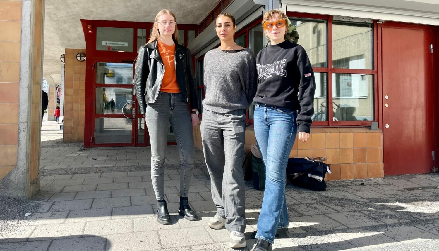 Tre tjejer utanför Rinkeby folkets hus