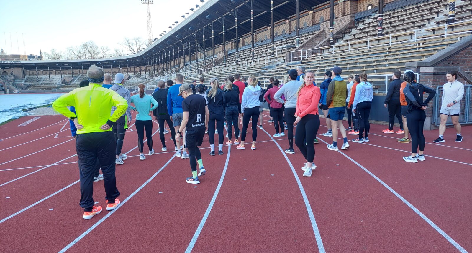 En stor grupp löpare på Stockholms stadion.