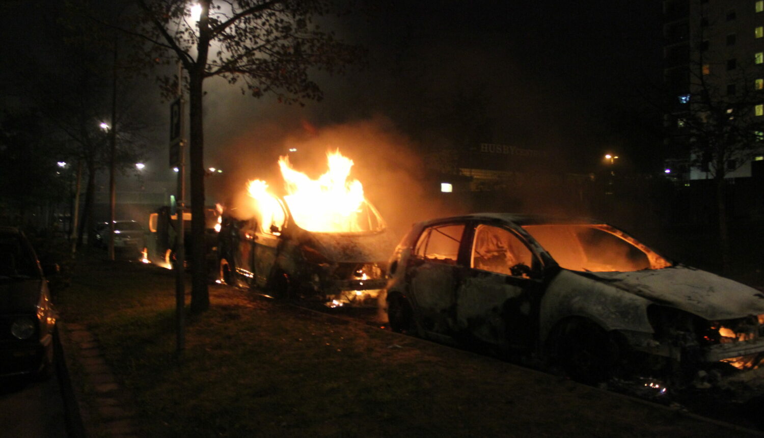Bilar brinner under en natt.
