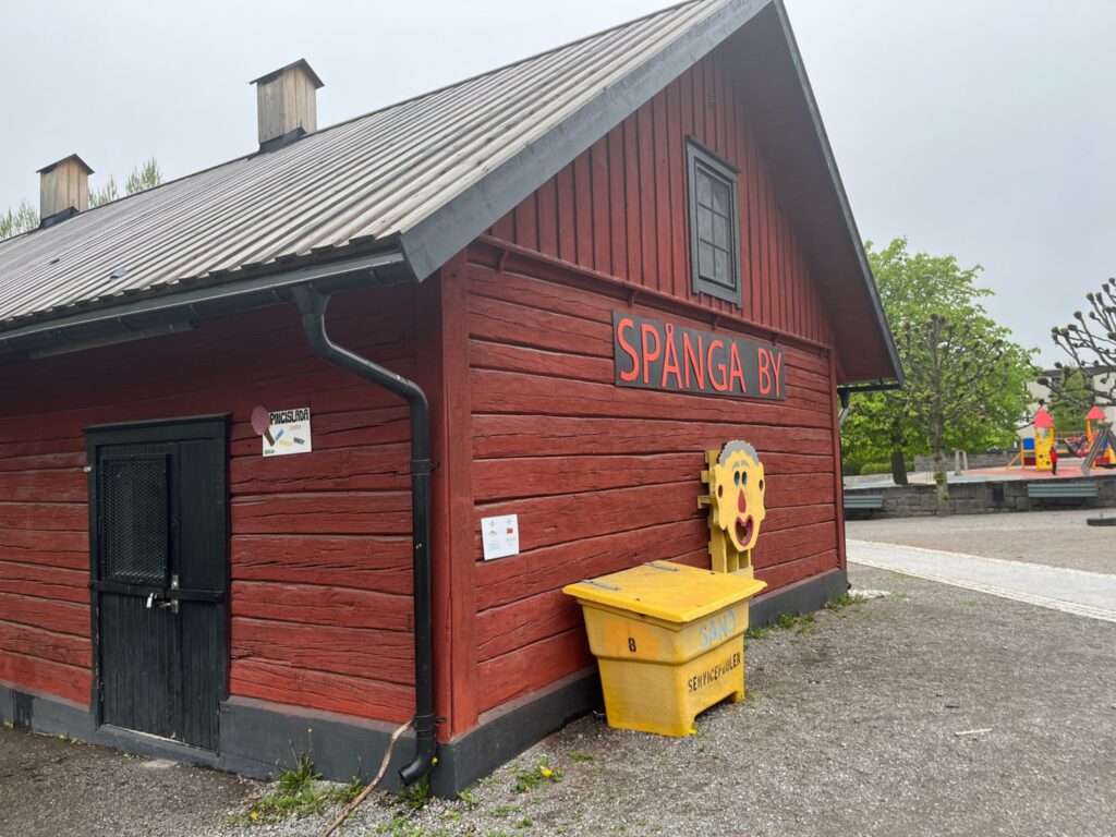 Rött timmerhus i Spånga By.