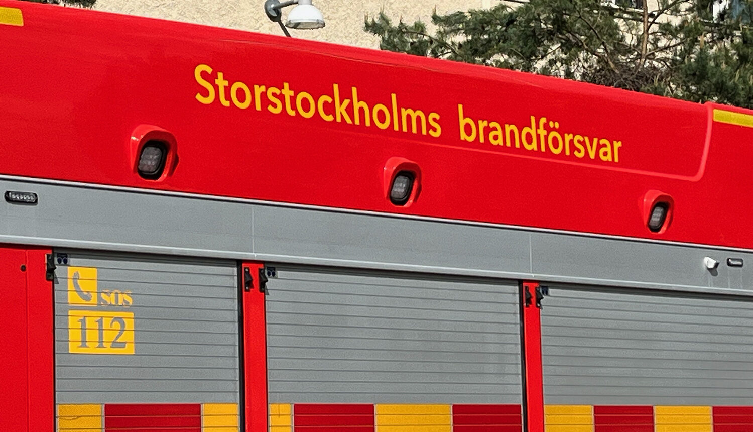 röd brandbil med gul text Storstockholms brandförsvar