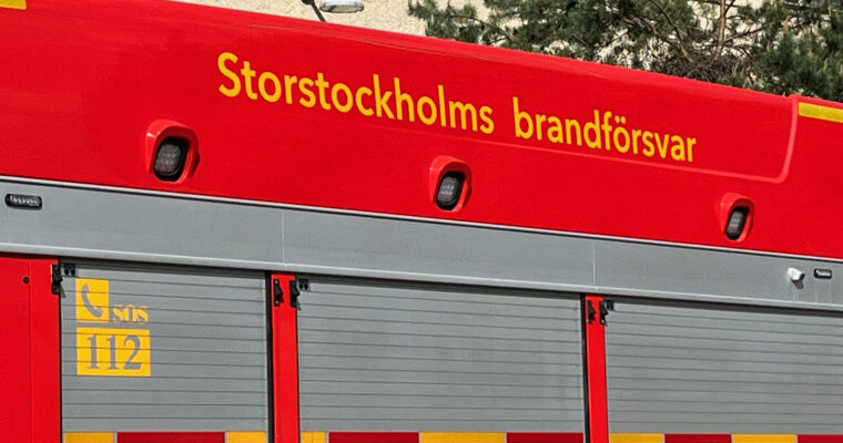 röd brandbil med gul text Storstockholms brandförsvar