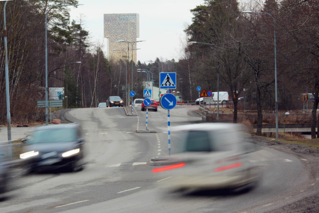 Trafik vid övergångsställena på Finlandsgatan i Akalla