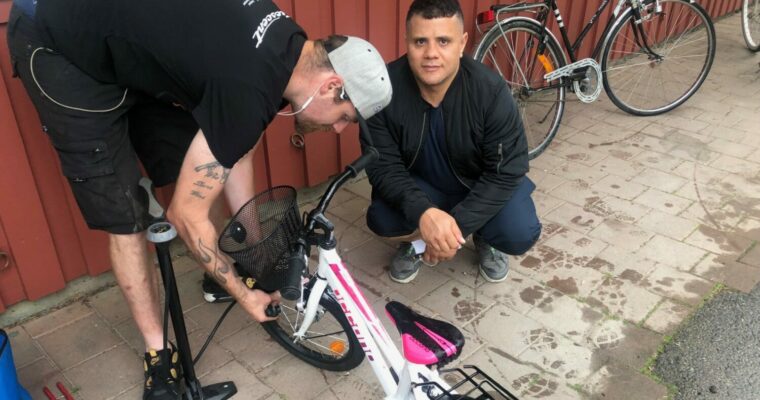 Abbe ser på när Erik lagar Kaylas cykel