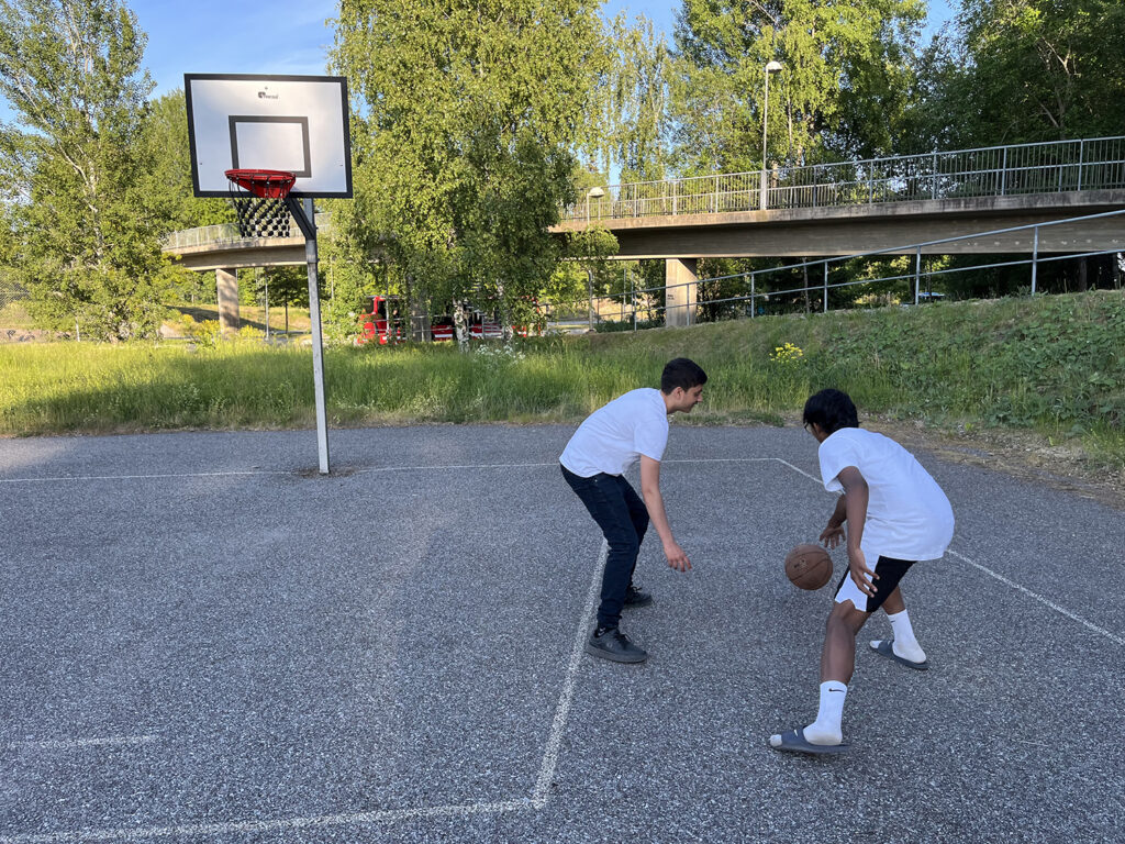 bild på två killar som spelar basket