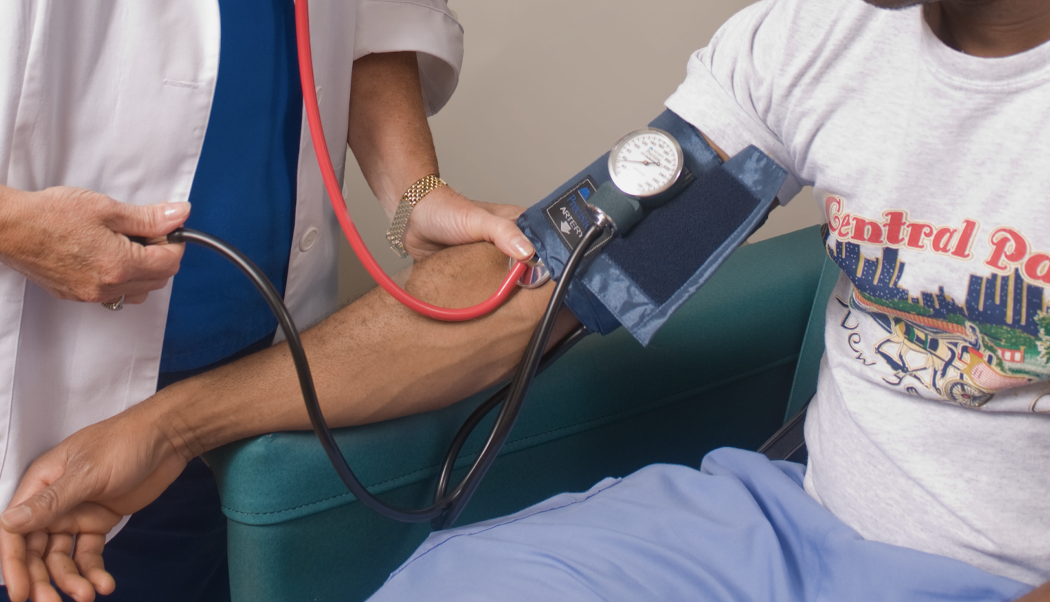 läkare som mäter blodtryck på patient