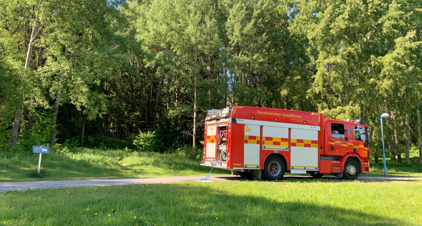 Brandbil vid en skogsdunge i Järva