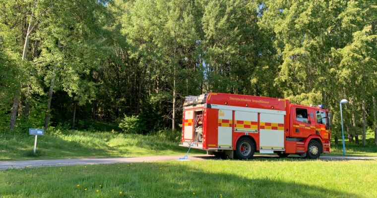 Brandbil vid en skogsdunge i Järva