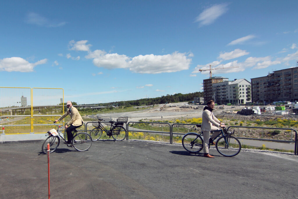 Stockholms och Sundbybergs miljöpartistiska trafikkommunalråd gör sig redo att provcykla den nybyggda rampen till bron.
