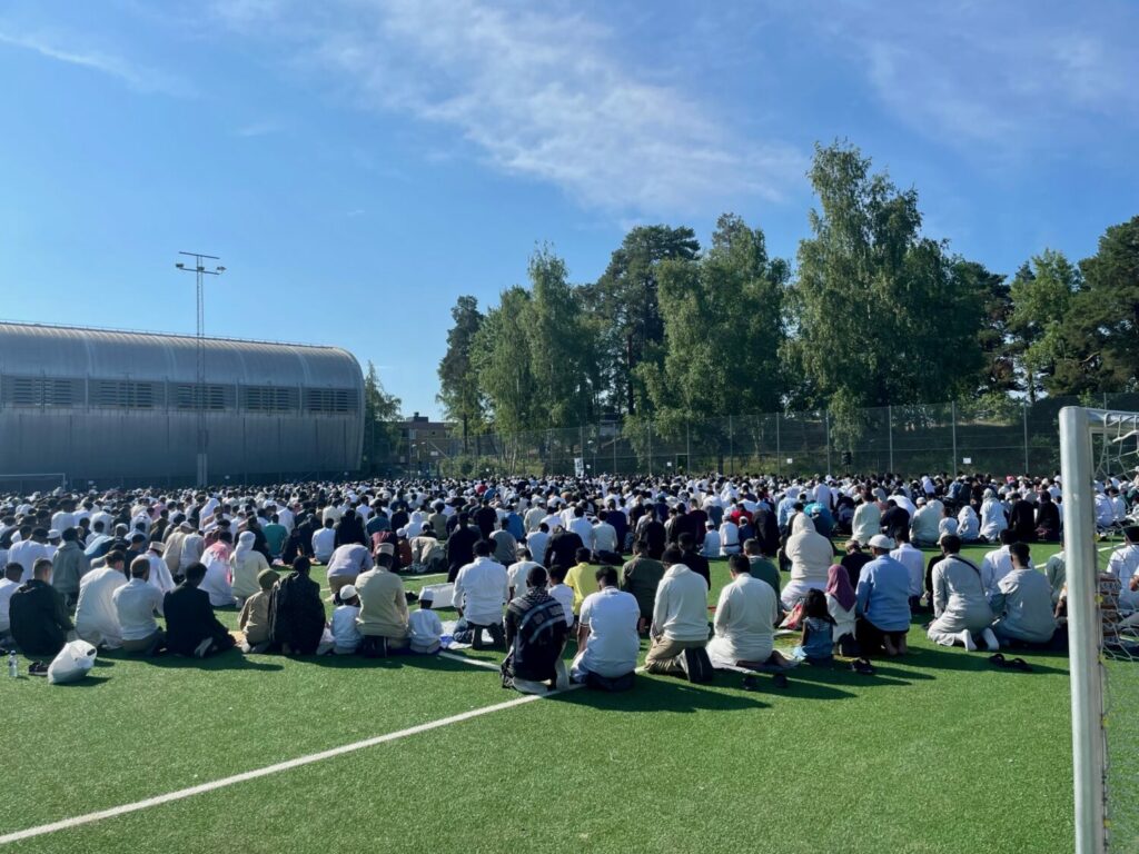 Muslimer som ber på Rinkeby bollplan
