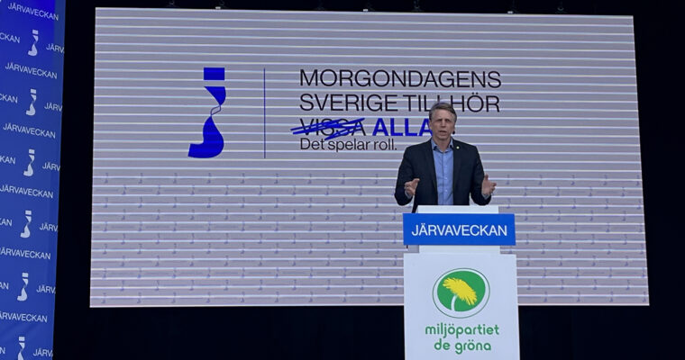 Per Bolund, MP, talar på Järvaveckans stora scen.