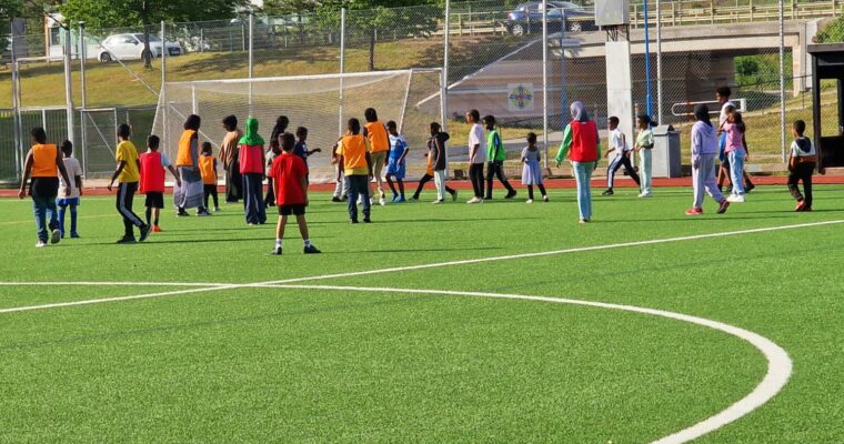 Barn som spelar fotboll