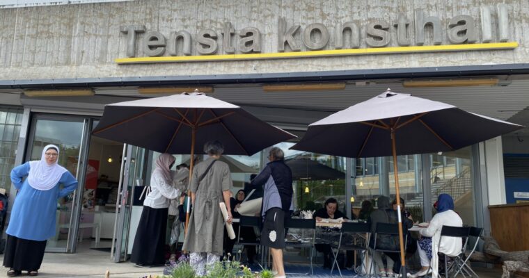 Kvinnor på konstverandan utanför Tensta konsthall