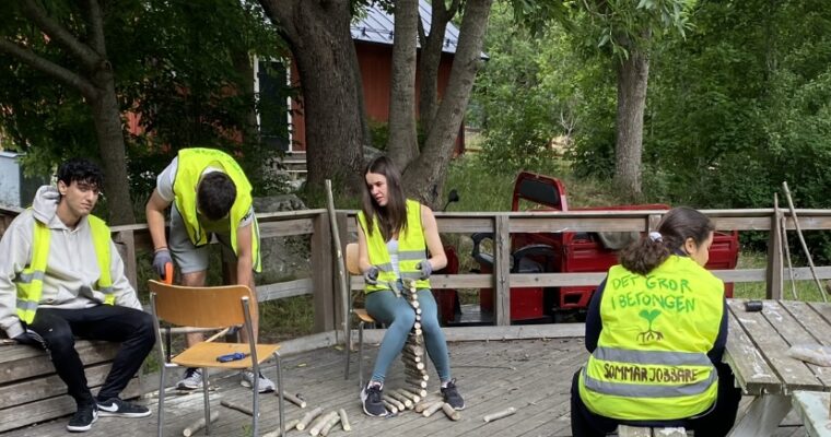 Fyra ungdomar som sommarjobbar