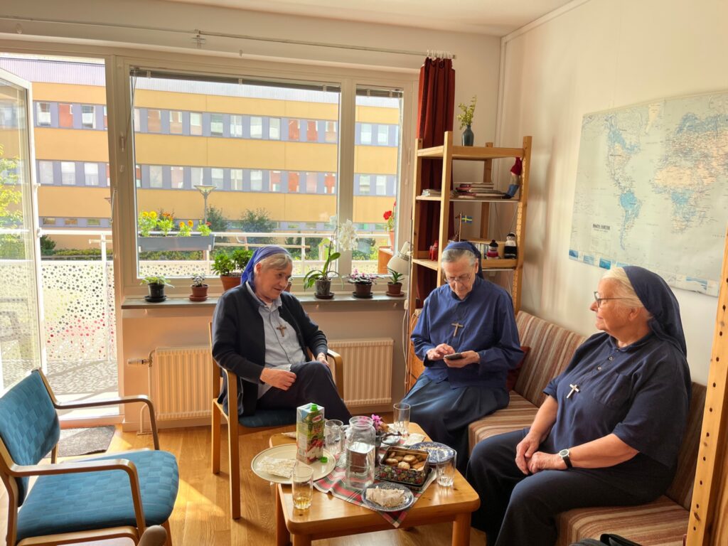 Tre nunnor sitter i sitt vardagsrum i Tensta.