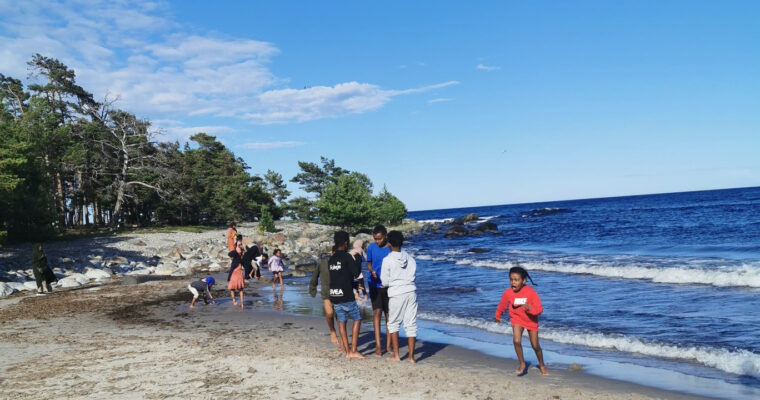 bad vid en somrig skärgårdsstrand