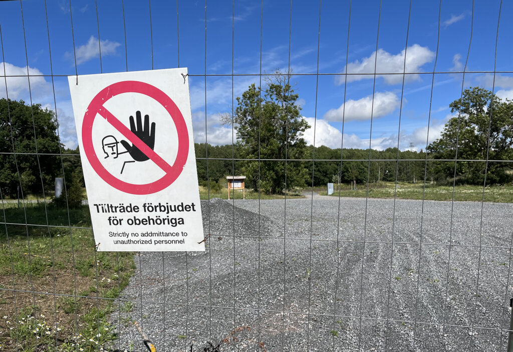 skylt på stängsel till naturreservat med texten "Tillträde förbjudet för obehöriga"