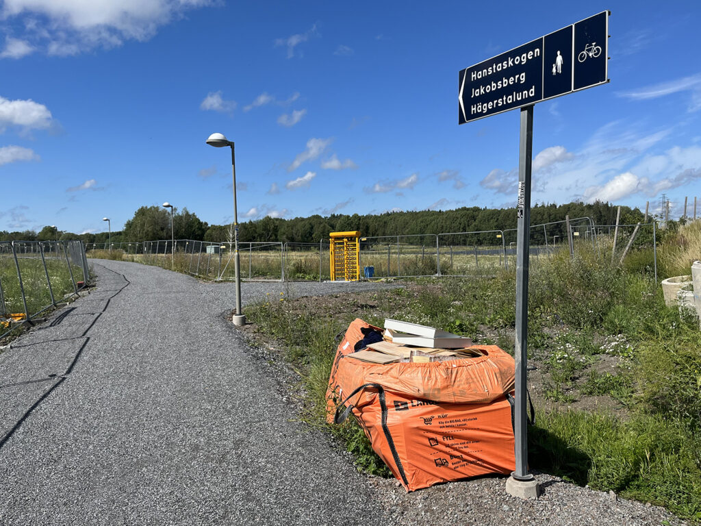 bild på skylt till och på nya gång- och cykelvägen mot Hansta Hage