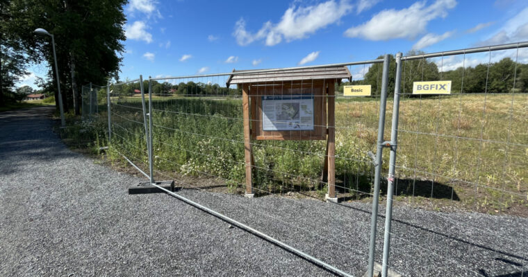 bild på stängsel framför skylt till ett naturreservat