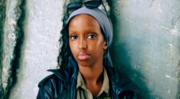 Ung somalisk kvinna ser rakt in i kameran, ett porträtt.