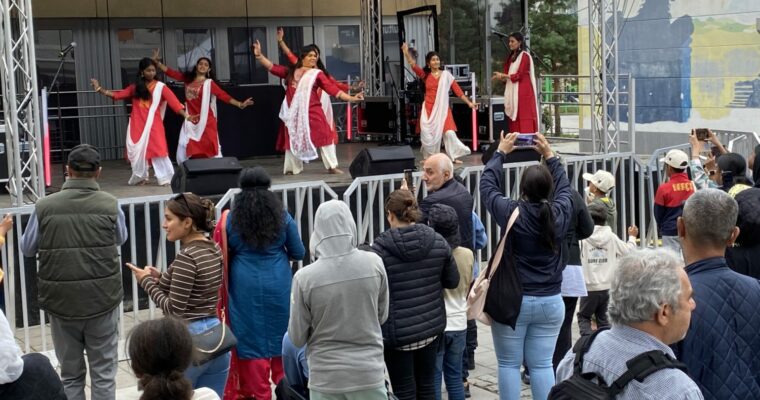 En grupp kvinnor dansar indisk dans på en scen