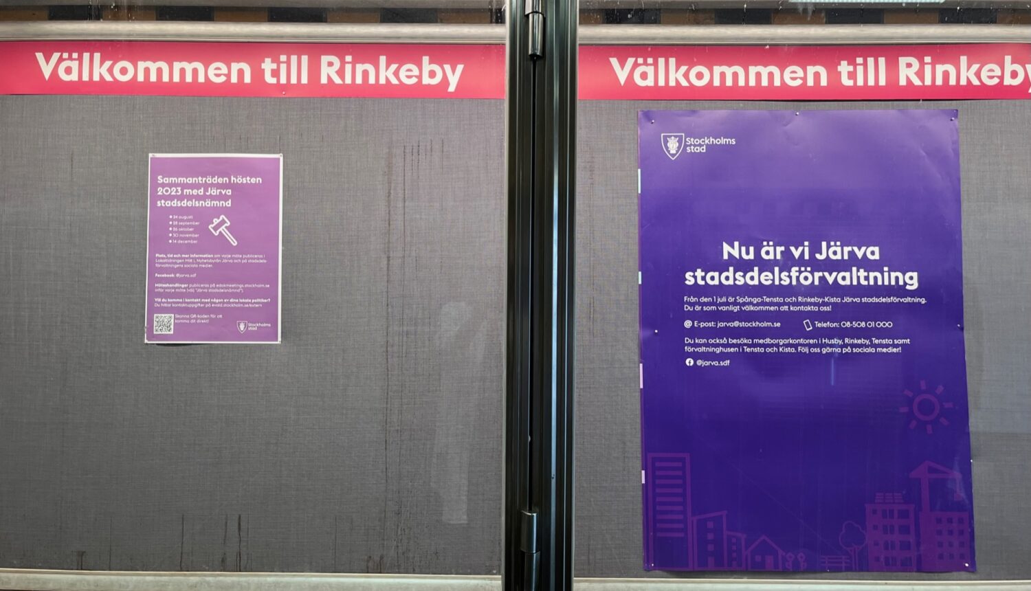 En lila liten affisch från förvaltningen hänger inom glas och ram i tunnelbanans ingång.