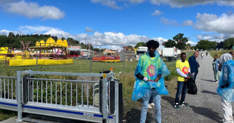 Några funktionärer vid ingången till festivalen.