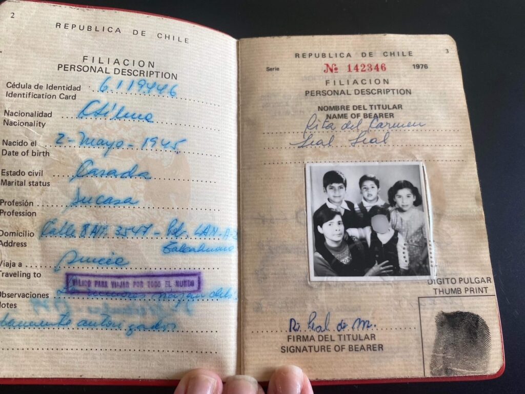 Ett uppslaget pass, med skrift och en bild på en kvinna och fyra barn.