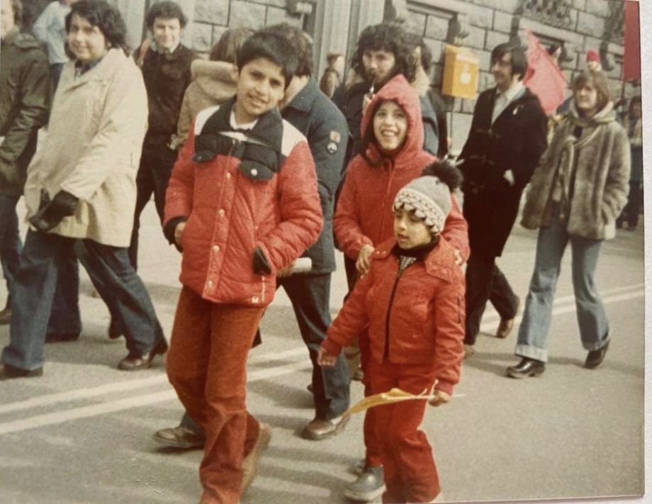 Tre barn i en demonstration på 1980-talet.