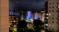 bild på kvarter som lyses upp av blåljus i natten