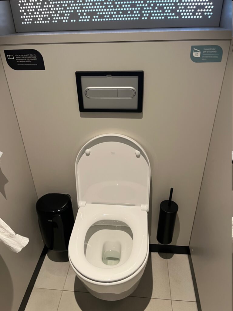 En toalettstol med öppet lock.