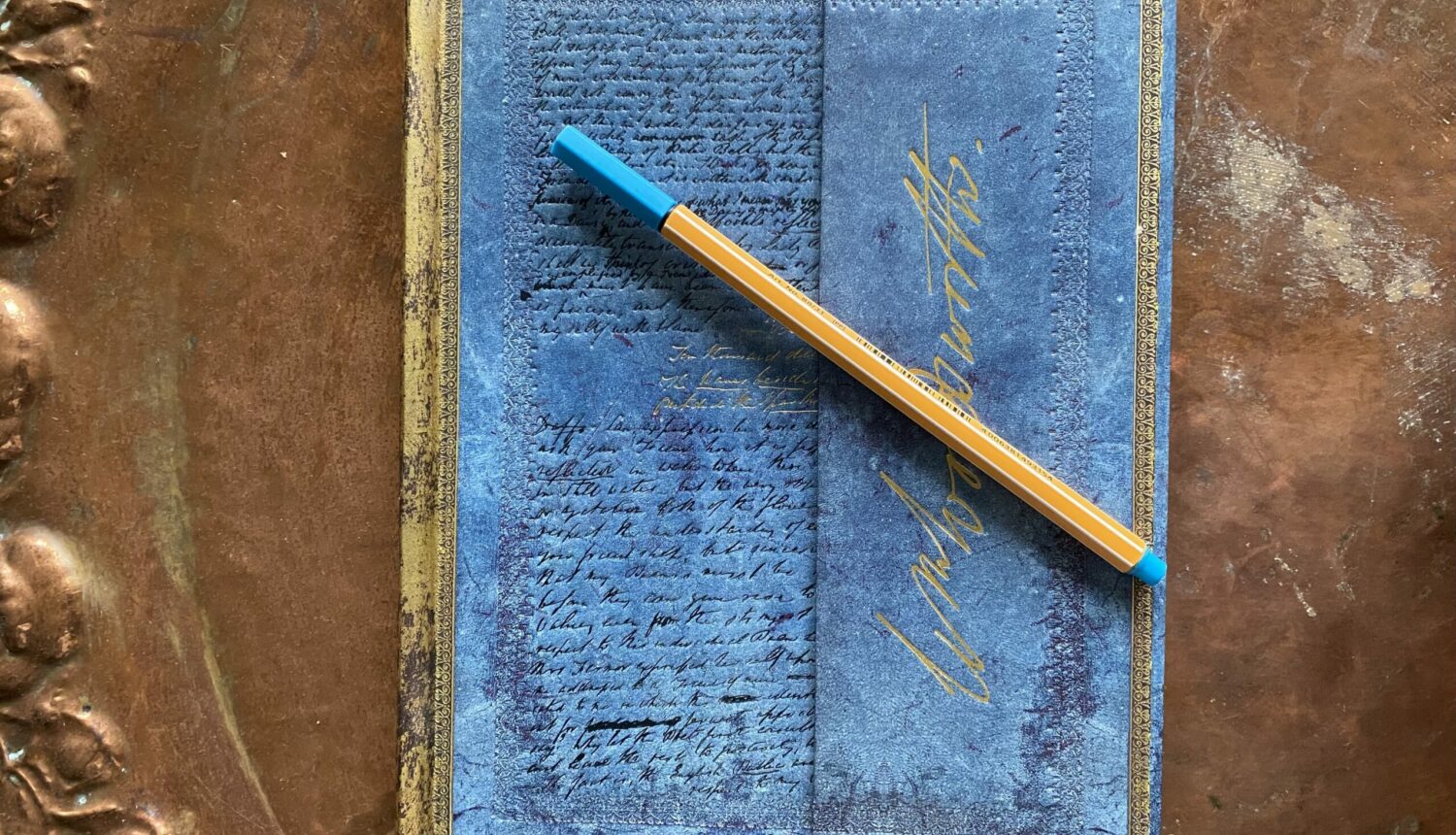 En anteckningsbok och en penna på ett bord