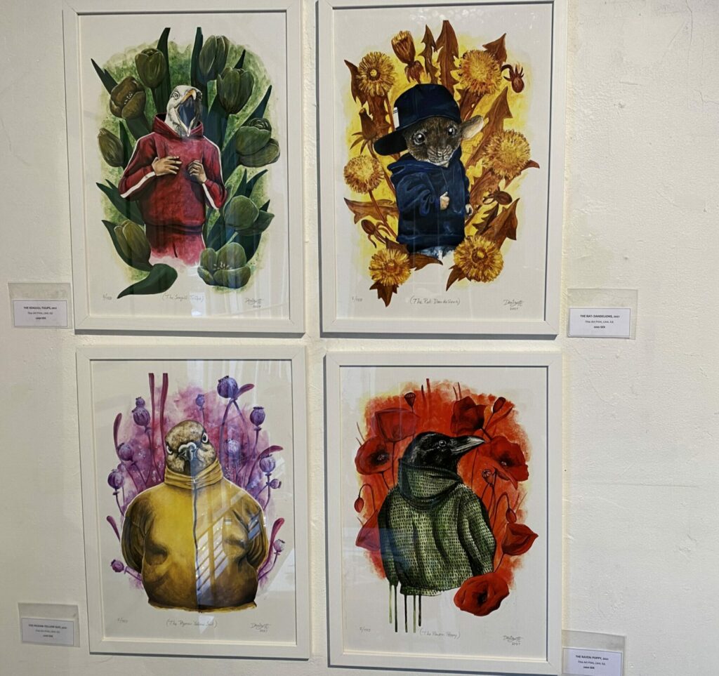 Fyra färgglada tavlor med olika motiv, tre fåglar och en mus