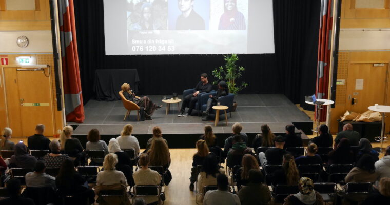 Bild på scenen i Rinkeby Folkets Hus, tagen uppeifrån.