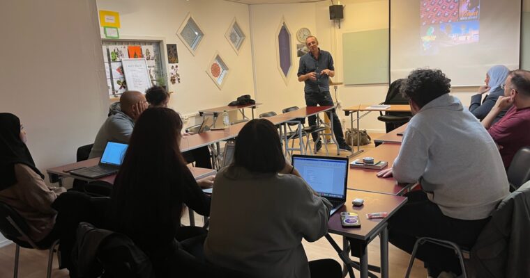 Martin Schibbye i ett klassrum med deltagare.