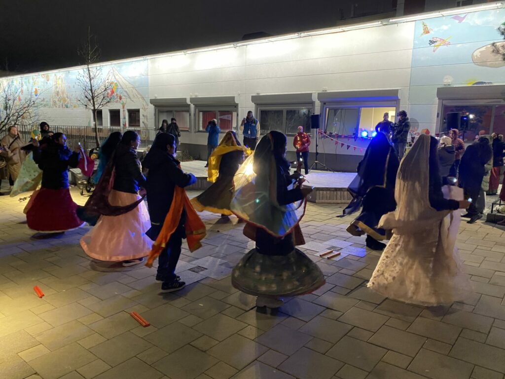 En grupp flickor som dansar indisk dans ute på ett torg