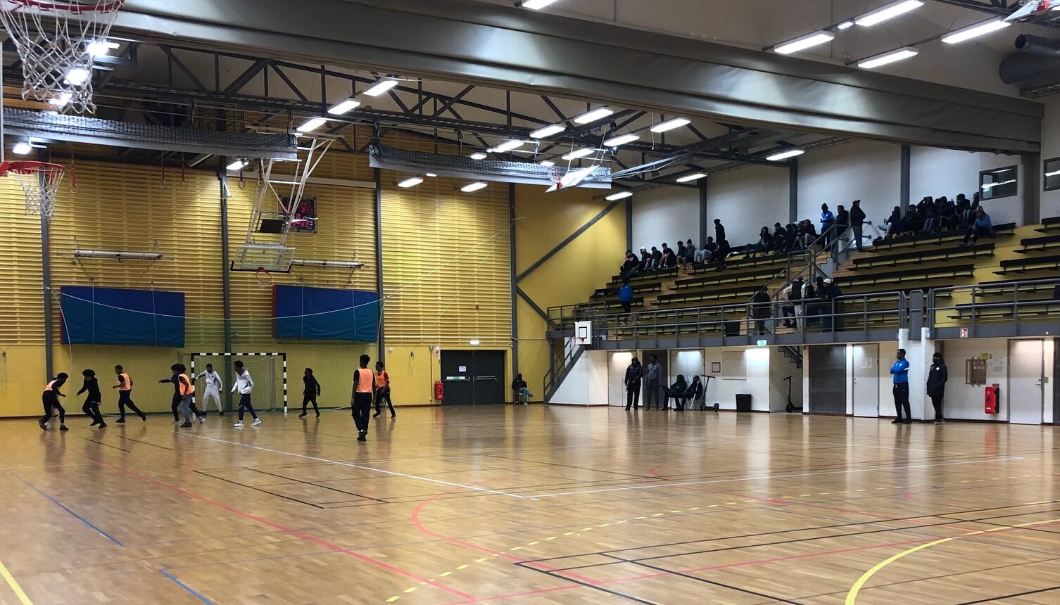Rinkeby sporthall, killar spelar fotboll