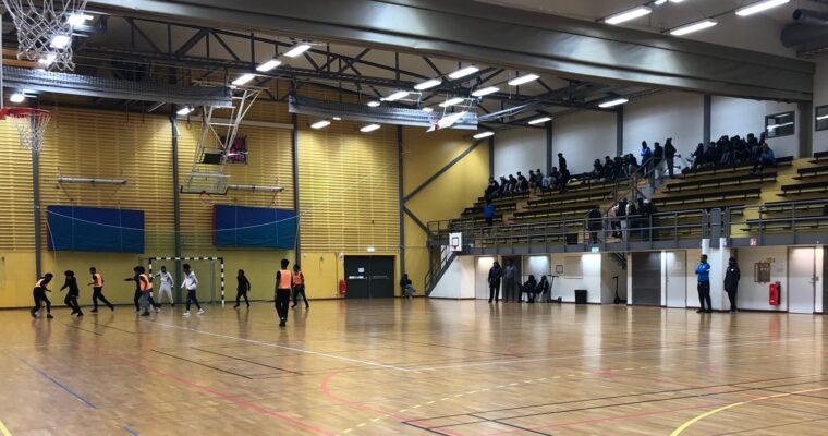 Rinkeby sporthall, killar spelar fotboll